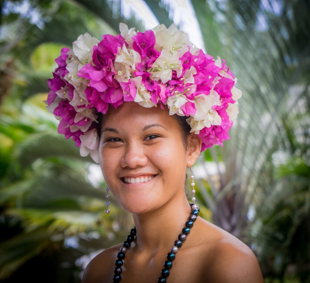 Polynesierin mit Blumenschmuck im Haar