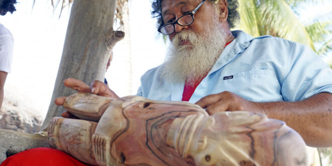 Schnitzkunst ist auf den Marquesas ein traditionelles Handwerk