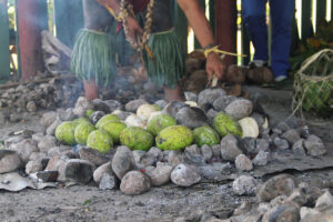 Traditionelles Kochen im umu (Erdofen, Erdloch) auf Samoa