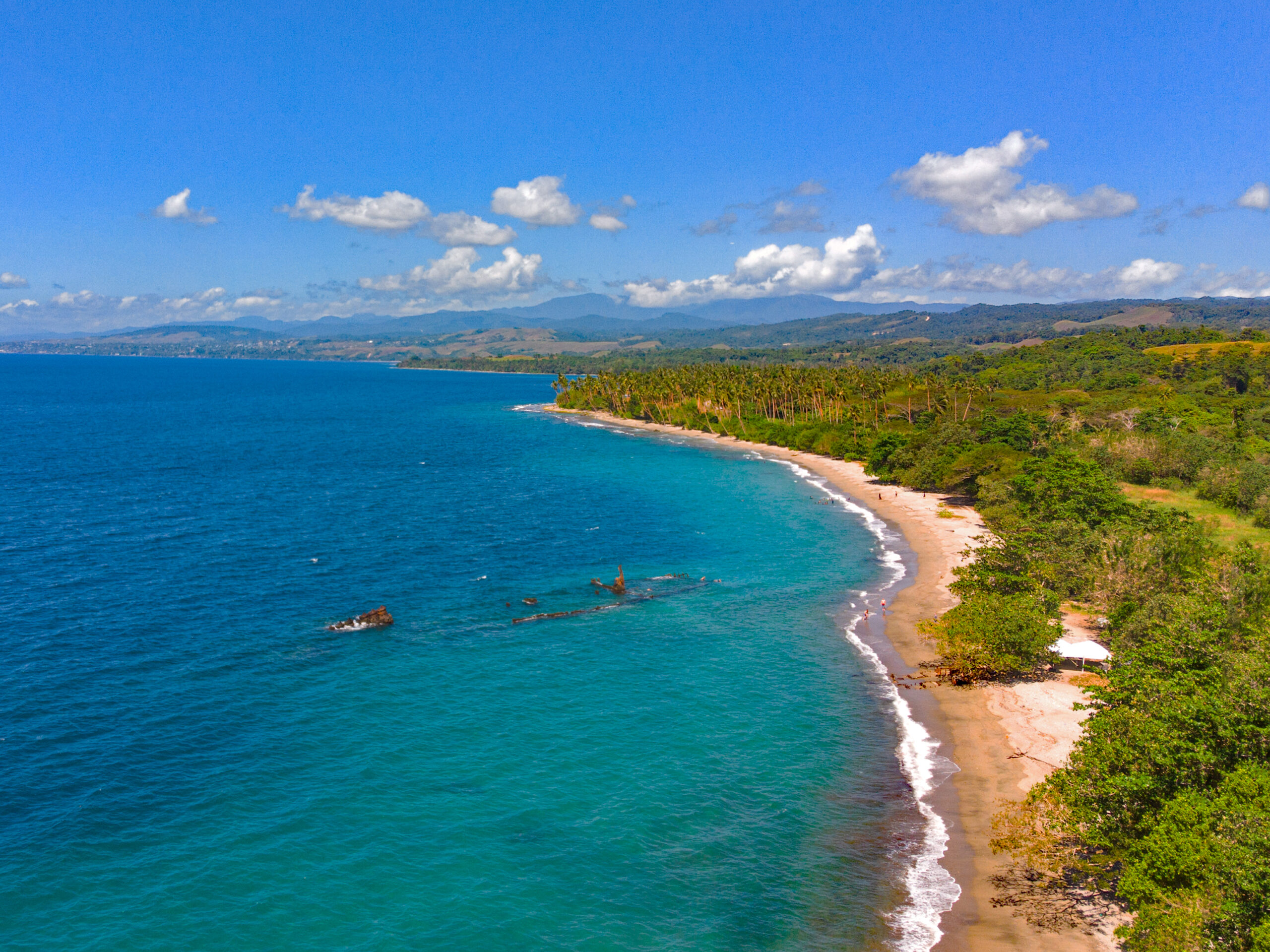 Blick auf Inselstrand und Wracktauchen an der Küste von Guadalcanal, Salomonen